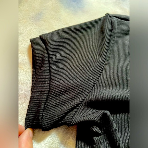 Rib-Knit Cap Sleeve Zipper Crop Top & Black Wide Waist Drawstring Shorts 2pc Set - Picture 7 of 9